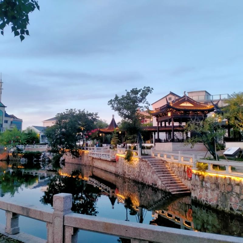 2、“ 吴溇老街映霞光”七都镇老年大学湖之韵舞蹈队董健13913073321.jpg 2、“ 吴溇老街映霞光”七都镇老年大学湖之韵舞蹈队董健13913073321.jpg